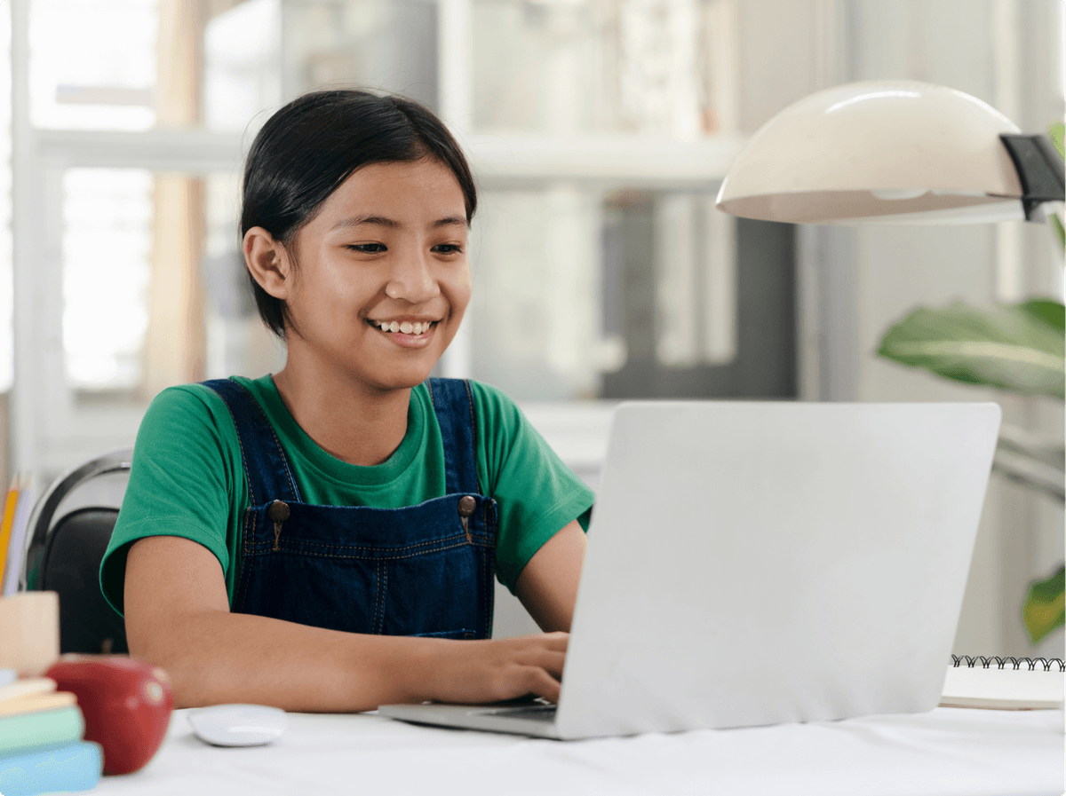 Kid learning from laptop