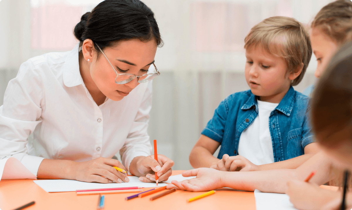 ZoniLive teacher teaching kids in an engaging offline classroom